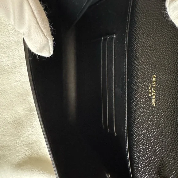 𝑪𝑨𝑺𝑺𝑨𝑵𝑫𝑹𝑨 𝑾𝑨𝑳𝑳𝑬𝑻 𝑶𝑵 𝑪𝑯𝑨𝑰𝑵 - Picture 9 of 14